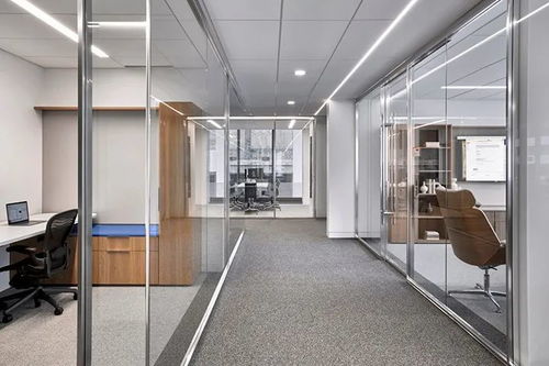 經(jīng)濟(jì)咨詢(xún)公司辦公室設(shè)計(jì),光影流動(dòng),純凈而充滿(mǎn)張力